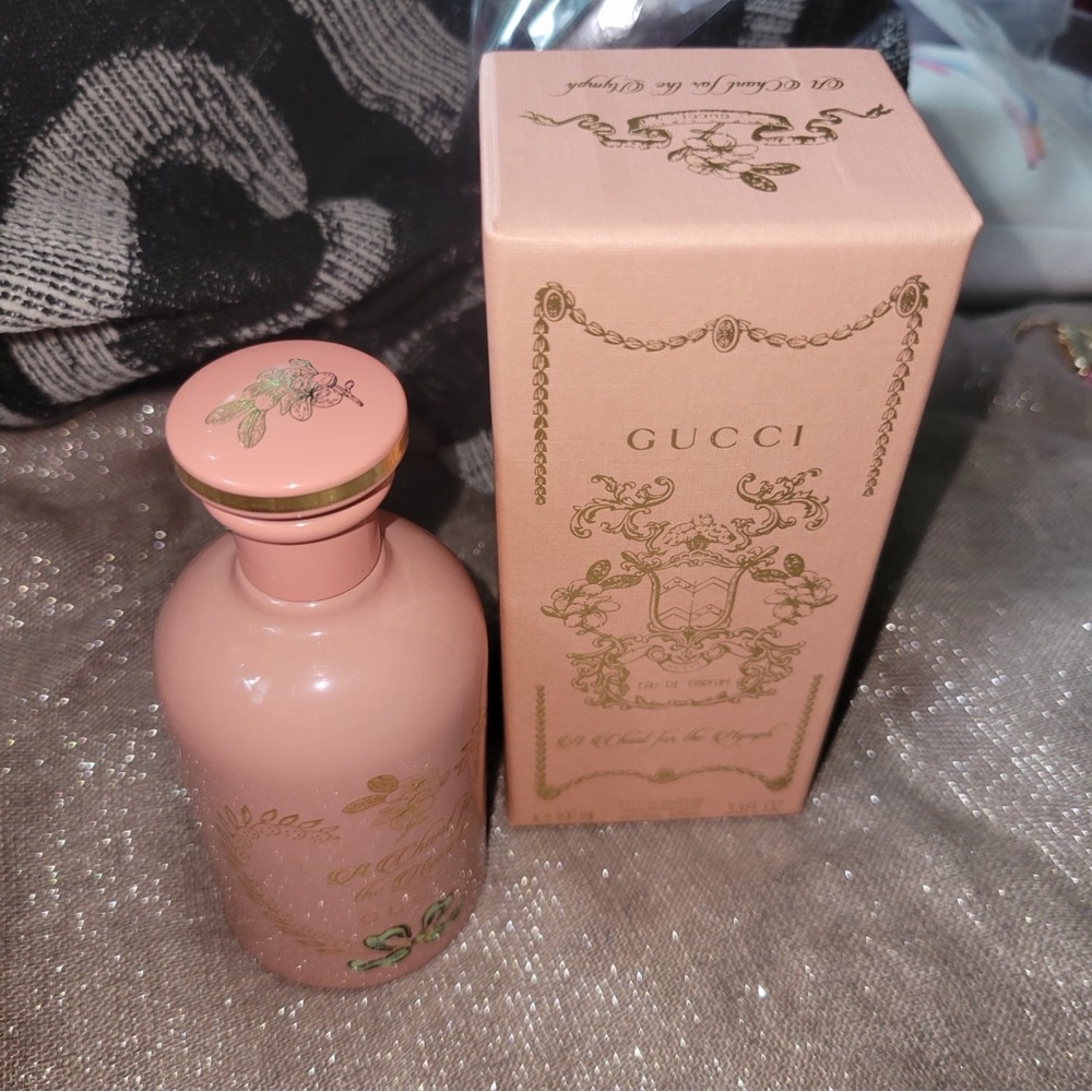 Gucci pink BoX with  Gold Floral Accents - Picture 2 of 7
